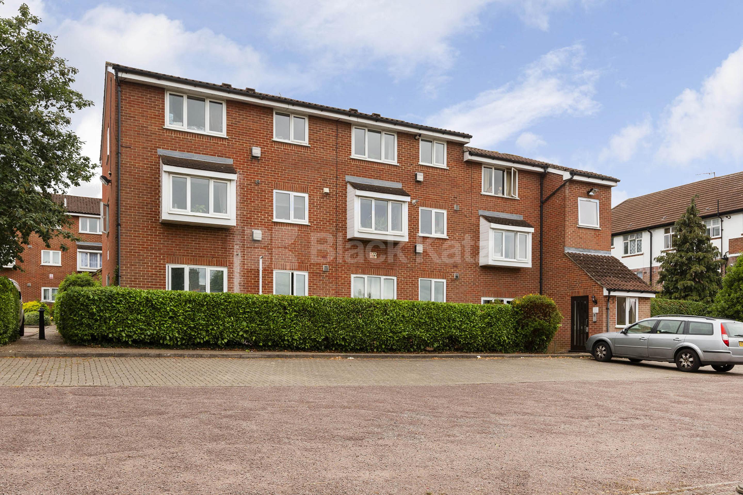 Spacious one bedroom property within a private development Cambridge Gardens, Muswell Hill N10